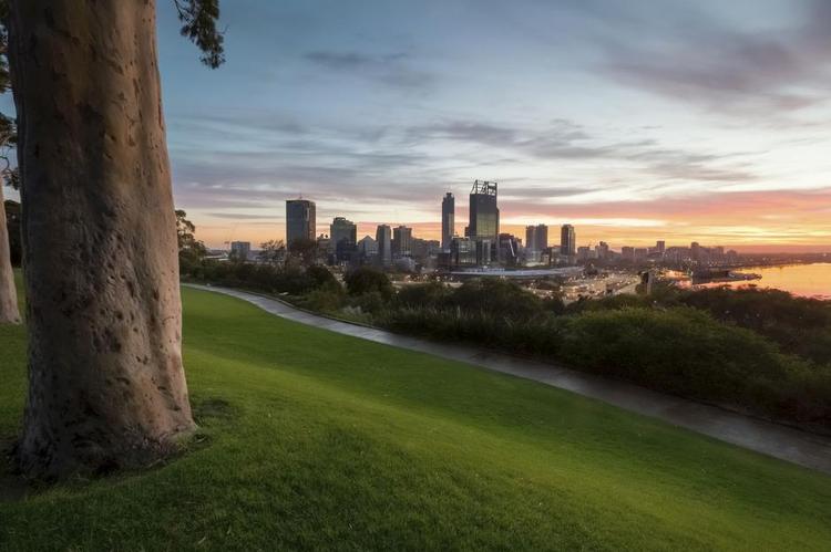 Perth. Vestaustraliens hovedstad, der er verdens mest afsiddesliggende storby, har langt færre turister end storesøstrene Sydney og Melbourne, men solnedgangene over Det Indiske Ocean fås kun her. 