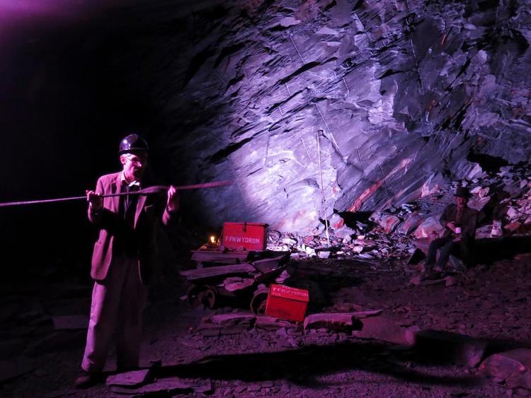 HÅNDELAG. Guiden Philee Jones demonstrerer det værktøj, der blev brugt til brydning af skifer. Arbejdet foregik i næsten totalt mørke. 