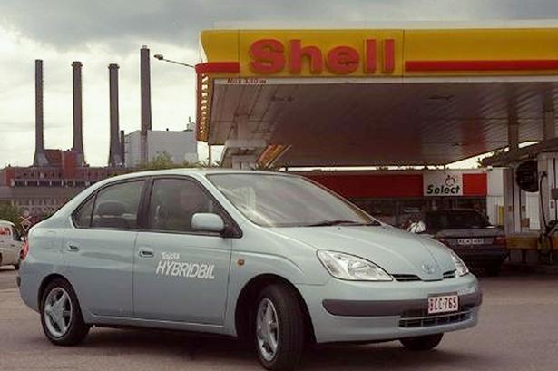1997. Den første Toyota Prius blev ikke solgt i Danmark. Importøren hentede dog en bil hertil for at få lidt medieomtale. 