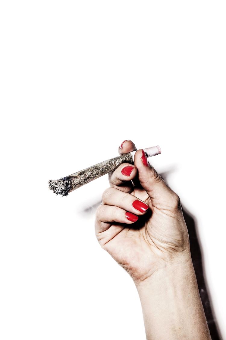 Fyring. En skolepedel er fyret for at sælge hjemmedyrket pot. 