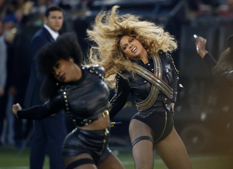 Spydspids. Med en politisk ladet video og efterfølgende optræden til Super Bowl-showet er superstjernen Beyoncé blevet en stærk profil i kampen for lige rettigheder for sorte i USA. 