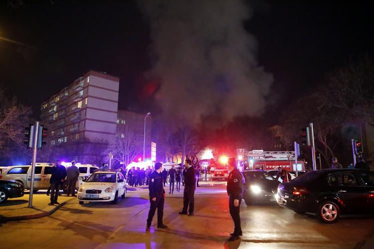 Bilbombe. En større eksplosion rystede i dag Tyrkiets hovedstad Ankara. Dødstallet stiger forsat efter bilbomben mod en militærbus. 