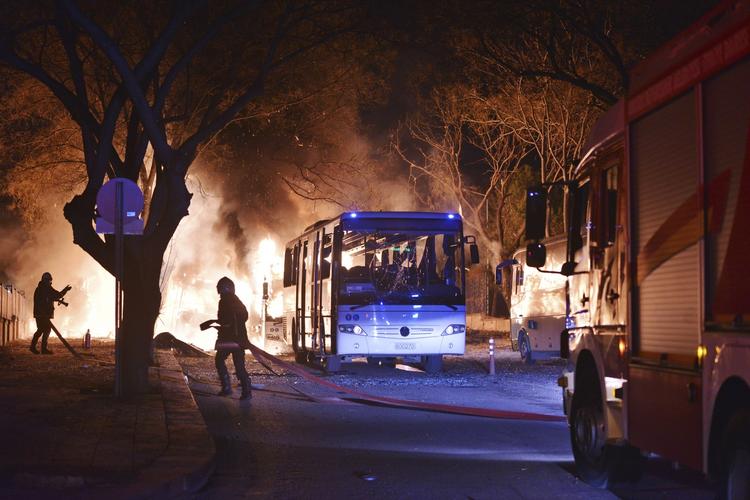 Angreb. Dødstallet er de seneste timer steget og steget, efter myndighederne har fået overblik over den ødelæggelse, en bilbombe i Tyrkiets hovedstad har forårsaget. 