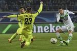 2-3. Wolfsburgs tomålsskytte Julian Draxler (th) sender bolden forbi Gents dansker, Lasse Nielsen. 