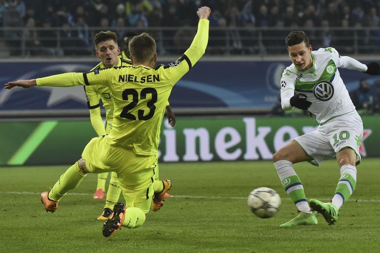 2-3. Wolfsburgs tomålsskytte Julian Draxler (th) sender bolden forbi Gents dansker, Lasse Nielsen. 