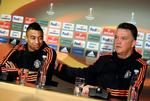 selvtillid. Manchester Uniteds træner Louis van Gaal (th.) var i centrum for spørgsmål fra den engelske presse, da hollænderen havde Jesse Lingard med til pressemøde i Herning. 