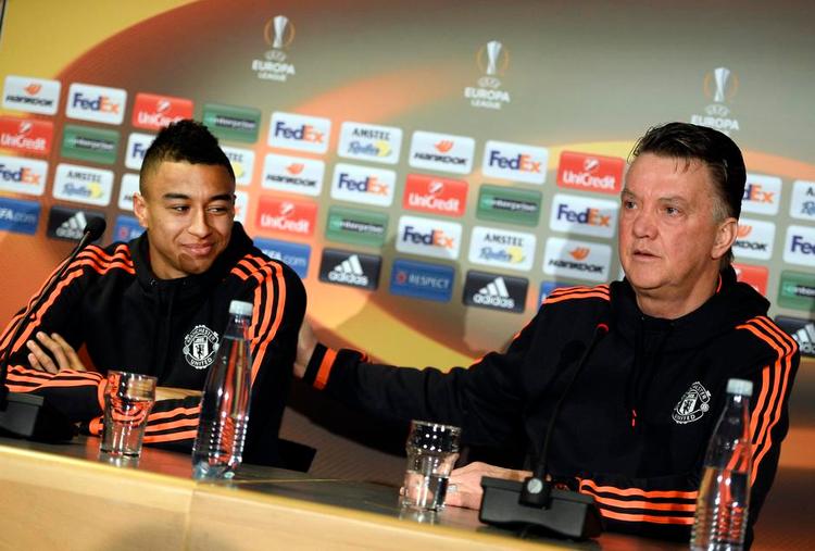 selvtillid. Manchester Uniteds træner Louis van Gaal (th.) var i centrum for spørgsmål fra den engelske presse, da hollænderen havde Jesse Lingard med til pressemøde i Herning. 