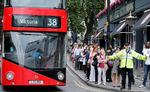 KØKONTROL. En betjent regulerer tilstrømningen til busserne, da der var undergrundsstrejke i London i august sidste år. Samme scene kan udspille sig i de kommende måneder. 