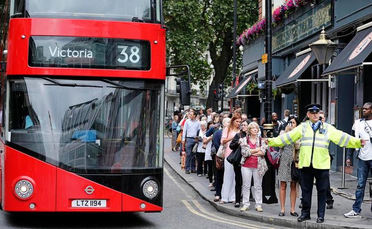 KØKONTROL. En betjent regulerer tilstrømningen til busserne, da der var undergrundsstrejke i London i august sidste år. Samme scene kan udspille sig i de kommende måneder. 