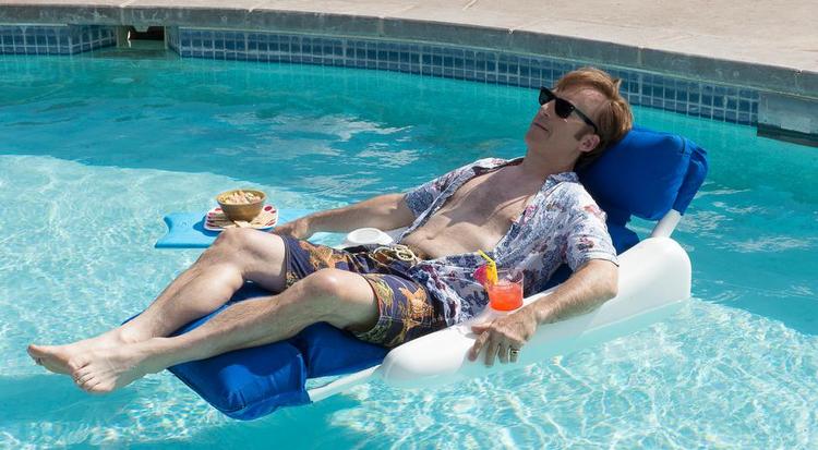 Et abonnement på Netflix, der giver adgang til 'Better Call Saul' og andre hitserier, bliver 15 kroner dyrerer. I hvert fald hvis du vil kunne se serien på to enheder samtidig.  