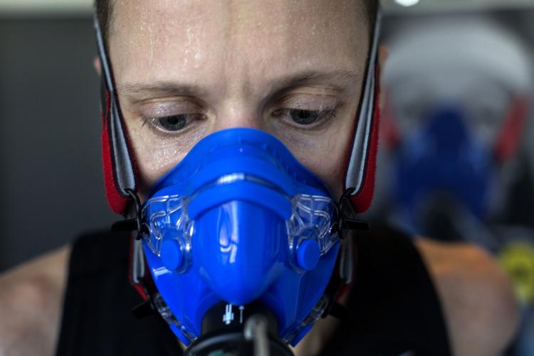 Ånde. Til testen bliver jeg udstyret med en maske, så min udåndingsluft kan blive analyseret. Lidt klaustrofobisk, men jeg vænner mig hurtigt til det. 