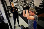 OPSYN. Træner Randi Negendahl hjælper med pulldowns og viden om, hvilke madvarer der er mest protein i. Men mest vigtig er hendes rolle som sparringspartner og motivator. 