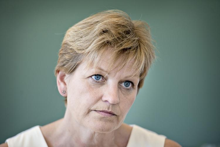 Landbrugspakke. Miljø- og fødevareminister Eva Kjer Hansen (V) skal forsøge at gøre de Konservative glade for landbrugspakkens miljøeffekter. De Konservative sidder nemlig på afgørende mandater for at få landbrugspakken stemt igennem. 