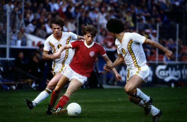 loppen. Jesper Olsen - her i aktion for Danmark mod Belgien - bar kælenavnet 'Loppen' , fordi han var så lille og væver, når han driblede. Det var netop de kvaliteter, der fik Manchester United til at hente danskeren. Arkivfoto: Morten Langkilde 