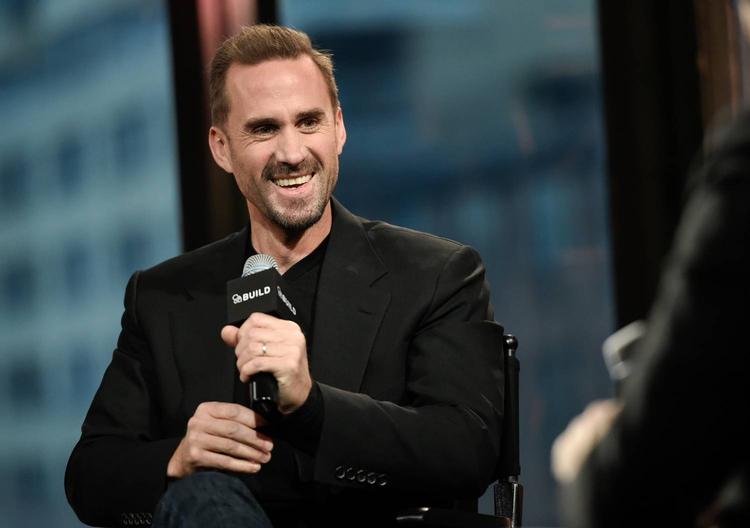 Fantasi. Ingen skal opsætte regler for fantasien, mener den hvide skuespiller Joseph Fiennes, der skal spille Michael Jackson i en tv-komedie. 