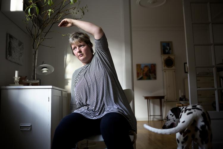 Bevægelse. Man skal lave øvelser og bevæge sig så meget som muligt, selv om det gør pokkers ondt, har 51-årige Anne Giehm lært. Hendes hund Lille Klaus går gerne med ud og strækker benene. 