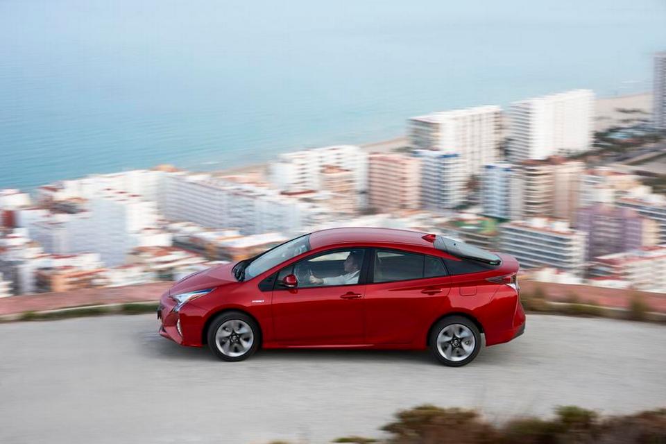 FORNYET. Toyota Prius har bevaret sit særkende: Den kører stadig på både benzin og el. Ellers er den grundigt revideret både ude og inde. 