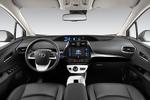 VELKENDT. Instrumenterne i Toyota Prius er som hdtil centralt placeret. De hvide plasticdetaljer kan man ikke bortvælge. 