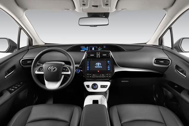 VELKENDT. Instrumenterne i Toyota Prius er som hdtil centralt placeret. De hvide plasticdetaljer kan man ikke bortvælge. 