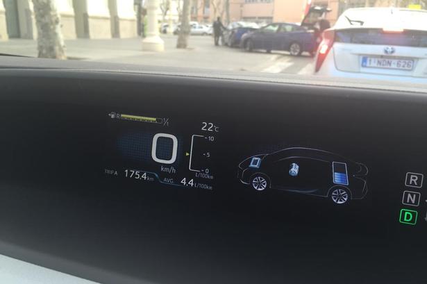 ØKONOMI. Resultatet efter et par hundrede kilometers testkørsel i Spanien: 4,4 liter benzin for at køre 100 km. Det er ca. 22,7 km/l. Endnu en tur gav et resultat på ca. 25 km/l. 