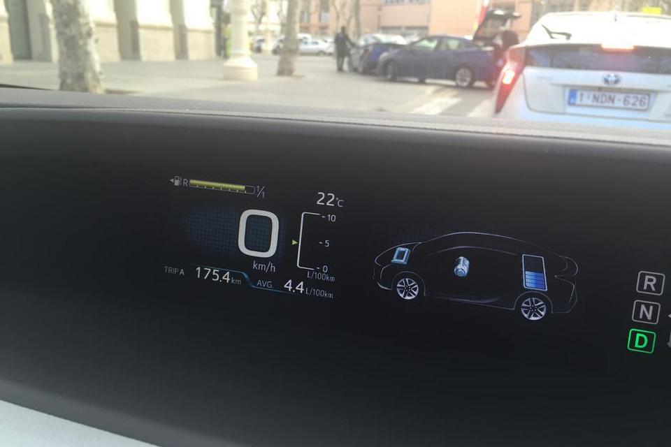 ØKONOMI. Resultatet efter et par hundrede kilometers testkørsel i Spanien: 4,4 liter benzin for at køre 100 km. Det er ca. 22,7 km/l. Endnu en tur gav et resultat på ca. 25 km/l. 
