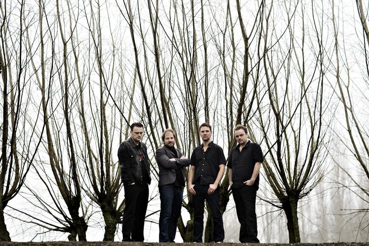 Surfrock. Det dansksvenske band Tremolo Beer Gut er blandt de optrædende. 