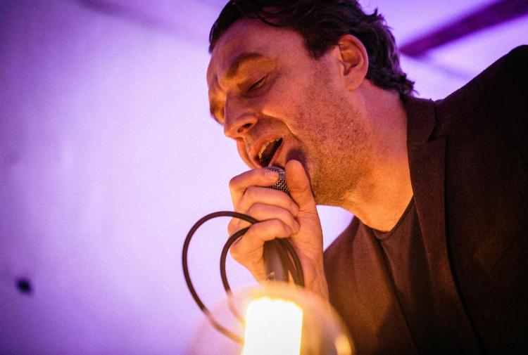 Intim. Nikolaj Nørlund inviterer både sine lyttere indenfor i højloftede hjem og på rejse rundt i verden på sin nye plade, 'Villa', hvor han spiller sammen med Copenhagen Phil. Og i mandags kunne man så også komme til intimkoncert  med ham i et kollektiv på Østerbro i København. 