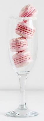Fest. Det bliver ikke meget mere festligt: Disse macarons er jordbærrøde, champagnesøde og med 'perlemorspailletter'. Nyd dem med en sød champagne. 