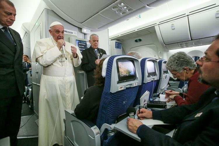 PAVELIGT. I flyet på vej fra Mexico tilbage til Rom svarede pave Frans på pressens spørgsmål. 