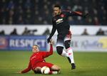 tro. FC Midtjyllands André Rømer tackler Manchester Uniteds Memphis Depay under kampen i Herning. 