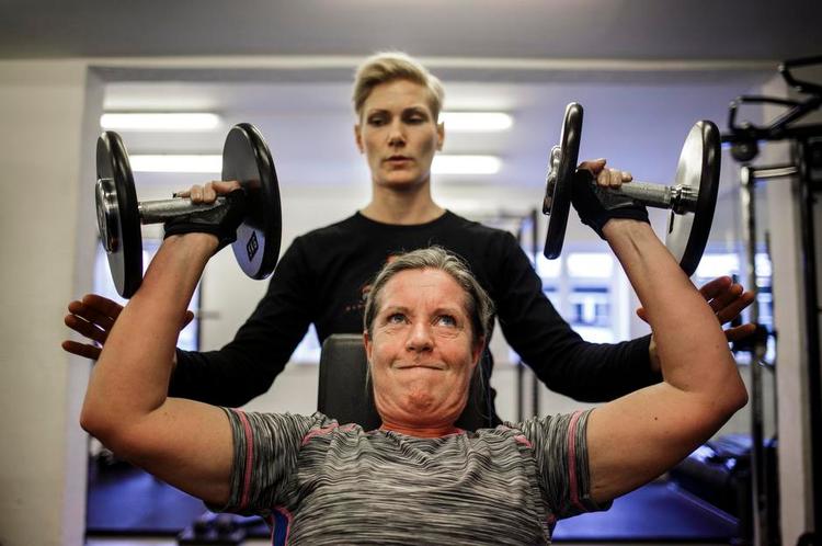 RÅSTYRKE. Fra 1,25 kg i hver hånd til 12 kg op i strakt arm. Pia Bækmands investering har gjort hende væsentligt stærkere på 5 måneder. 