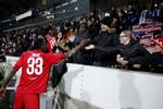 SUCCES. FCM's matchvinder Paul Onuachu hilser på publikum efter triumfen, og i vip-området var der også brede smil ved den store begivenhed. 