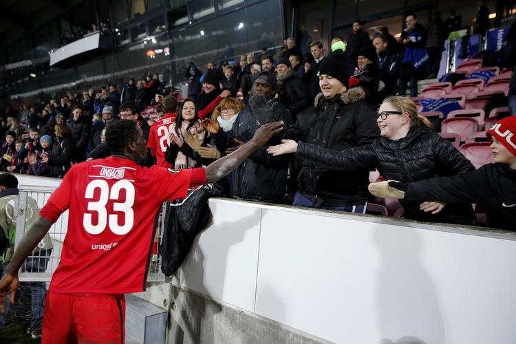 SUCCES. FCM's matchvinder Paul Onuachu hilser på publikum efter triumfen, og i vip-området var der også brede smil ved den store begivenhed. 