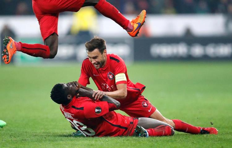 SEJRSMÅLET. FCM-anfører Tim Sparv jubler sammen med 2-1-målscorer Paul Onuachu. 