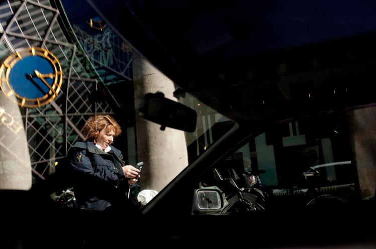 NYSKABELSE. Københavns kommune indfører en ny type automater til betaling for parkering. Bilisten skal stadig holde med tiden. Ellers står p-vagten der. 