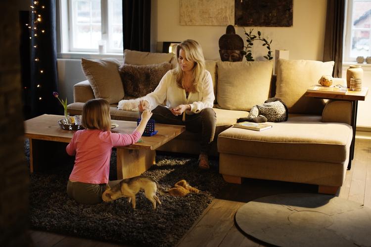 Fred. Den lille pige, som sover i sofaen, er Alma Olivia som blev født for tre år siden. Hendes mor Christina Hedegaard Jørgensen havde en doula med til fødslen, hvilket gav en ro til at føde naturligt uden hjælpemidler modsat fødslen af 10-årige Maya på Rigshospitalet. 