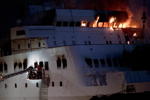 Færgen Scandinavian Star ligger brændende i Lysekil havn. 