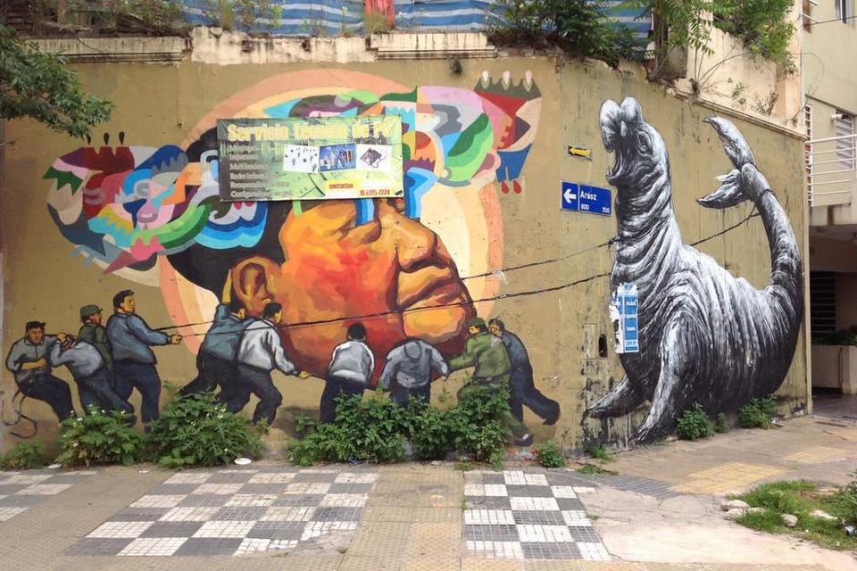 Buenos Aires. Bybilledet er præget af mange murmalerier - også af grafitti. Men sætter indbyggerne pris på kunstværkerne? Næppe. Se her, hvor reklamer kan ødelægge et murmaleri. 