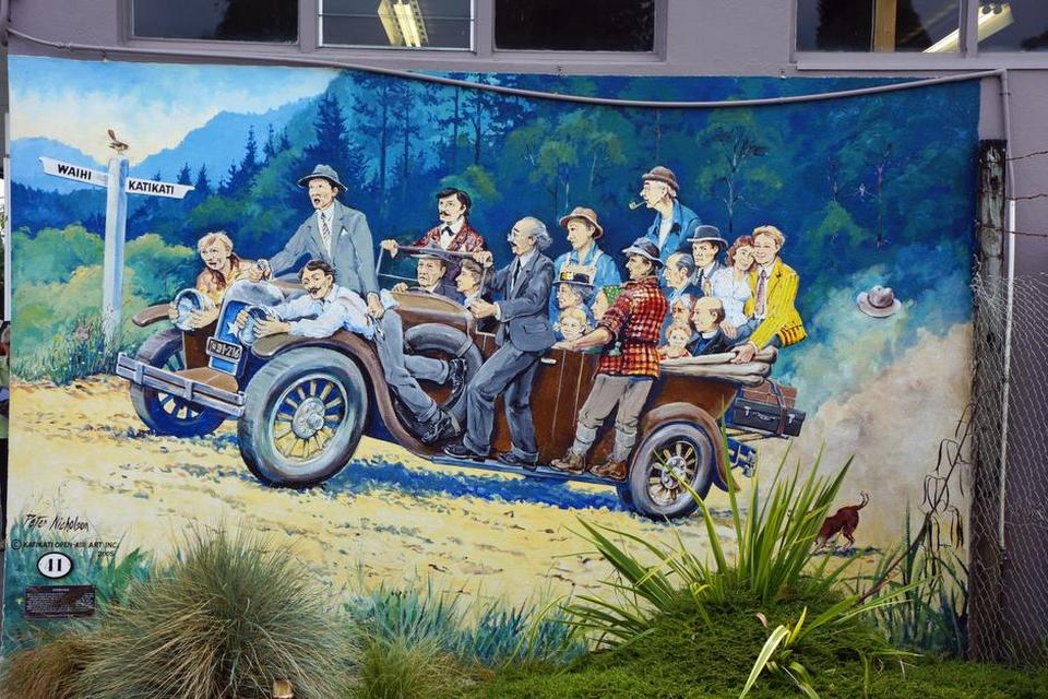 New Zealand. På vægmalerierne i Katikati kan du se byens historie. Der er nu ca. 50 vægmalerier på hovedgaden. I 1920'erne var biler eneste offentlige transport. 