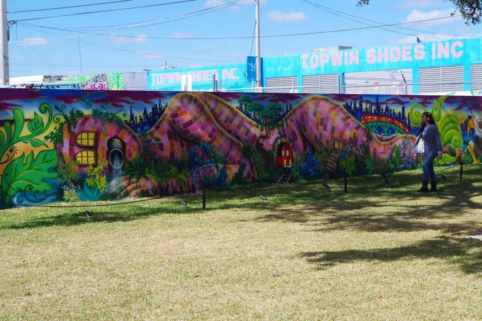 Florida. Wynwood Walls i Miami rummer flot graffiti af forskellige kunstnere, her Lady Pink. Hele bydelen rundt om disse vægge er fyldt med flot graffiti. Det startede i år 2009, hvor Tony Goldman tog initiativ til denne markante fornyelse af en lidt kedelig, industriel bydel. 