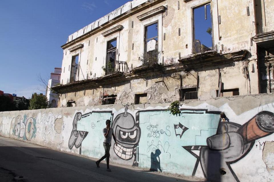 Havana. Der er ikke så meget graffiti på byens mure. Det skyldes måske, at cubanerne udtrykker sig i f.eks. dans og musik. Maling er også en mangelvare. 