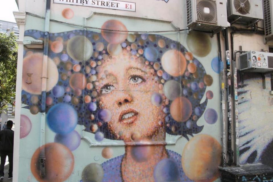 LONDON. East End omkring Brick Lane masser af flot graffiti. Man kan tage en guidet tur anført af en ung, lokal kunstner, hvor man får oplysninger om kunstnerne og billederne. 