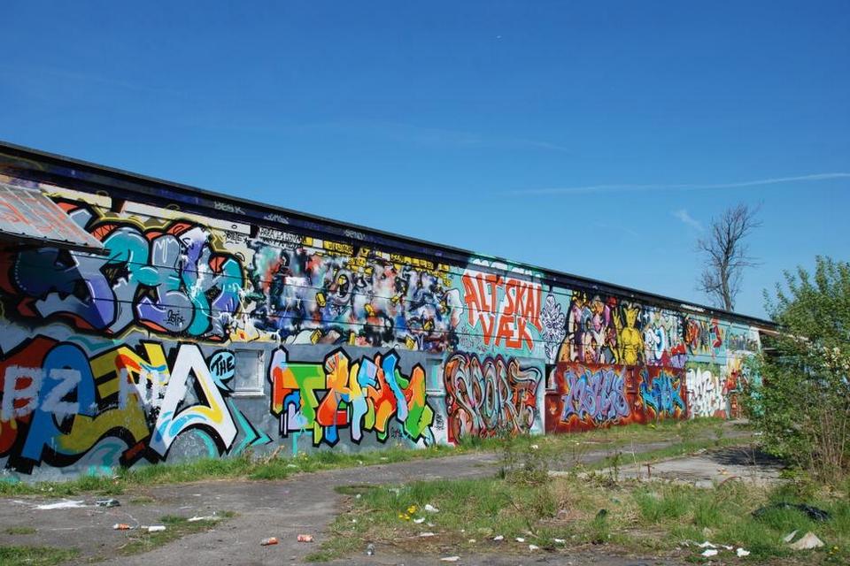 KØBENHAVN. Besluttede på bycykel at cruise ud over Knippelsbro. Målet: Margretheholm og Quintus Bastion. Pludselig dukker de op. Nedlagte garageanlæg? Herude i Københavns baghave havde graffitimalere haft total arbejdsro. 