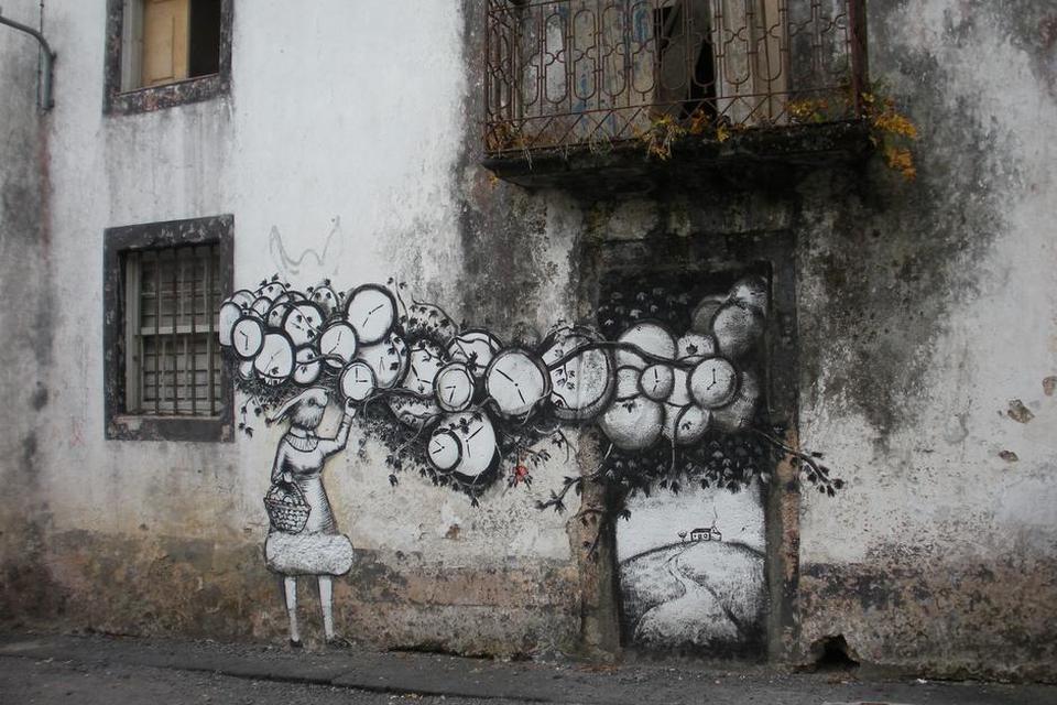 Azorerne. Denne grafittikunstner i Ponta Delgada på Sao Miguel har sat sit præg på murene flere steder i byen. Altid med billeder, der spiller sammen med bygningens udlevede men billedskønne tilstand. 