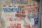 Hanoi. På hver anden husmur finder man denne særprægede form for storbygraffiti. Lokale håndværkere, frisører og småhandlende stencilerer deres navn og telefonnummer på byens husmure – så ved man jo, hvem man skal ringe til. 