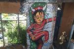 Chile. I kystbyen Valparaiso med 42 høje er graffitien blevet til kunstværker, som man kan se overalt på byens mure. Det, som har kvalitet, bliver urørt, mens andet bliver skændet med graffiti. 