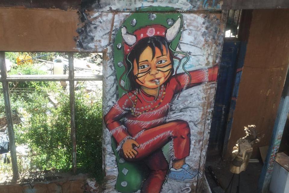 Chile. I kystbyen Valparaiso med 42 høje er graffitien blevet til kunstværker, som man kan se overalt på byens mure. Det, som har kvalitet, bliver urørt, mens andet bliver skændet med graffiti. 