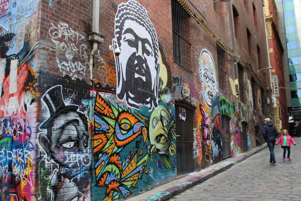 MELBOURNE. På vej mod et lille opalmuseum stødte vi på Hosier Lane og endte dermed midt i byens graffitijungle. 
