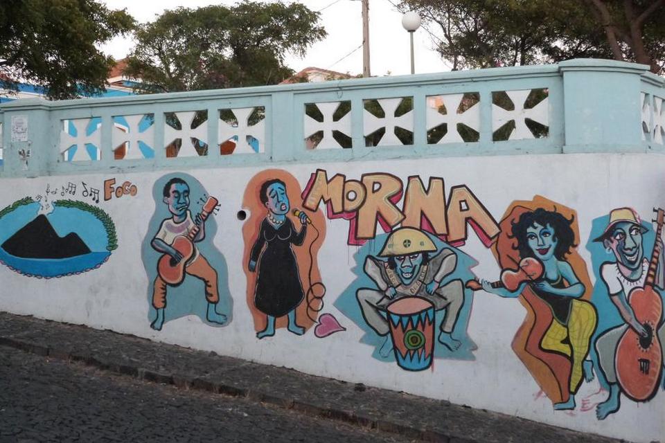 KAP VERDE. På en mur i den største by, Sao Filipe på øen Fogo viser denne glade grafitti musik -og dansegenren Morna. De typiske instrumenter er akkordion, violin, guitar og et tostrenget instrument, cavaquinho. 