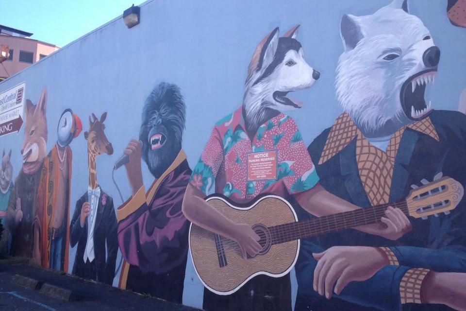 CALIFORNIEN. Eureka er en langstrakt by, der ligger lige ud til havet. En mur med et dyreband liver op i byen, der ellers ikke har voldsomt meget at byde på. 